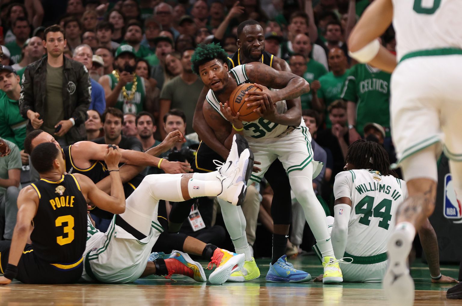 Marcus Smart (palliga) tüüris koos kamraadidega Celticsi võidule.