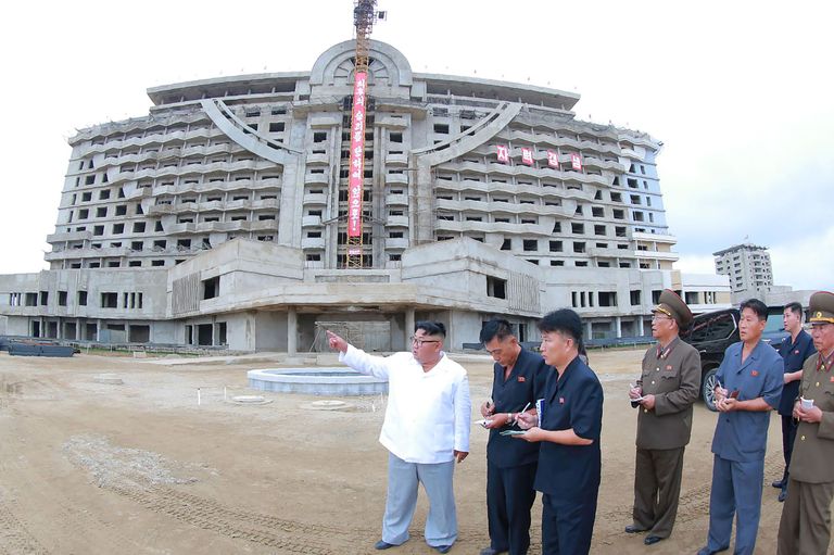 Põhja-Korea liider Kim Jong-un juulis 2018 inspekteerimas Wonsani kuurordi ehitust.