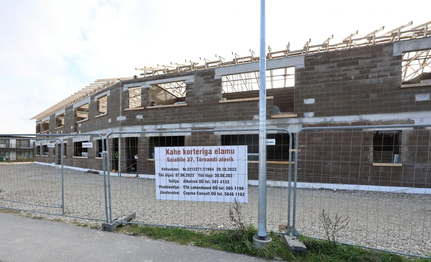 Tartu lähistel Tõrvandis aadressil Saialille 37 peaks kirjade järgi kerkima kahepereelamu, kus projekti põhjal on kummalgi korrusel ühe pere kasutada kaksteist tuba.