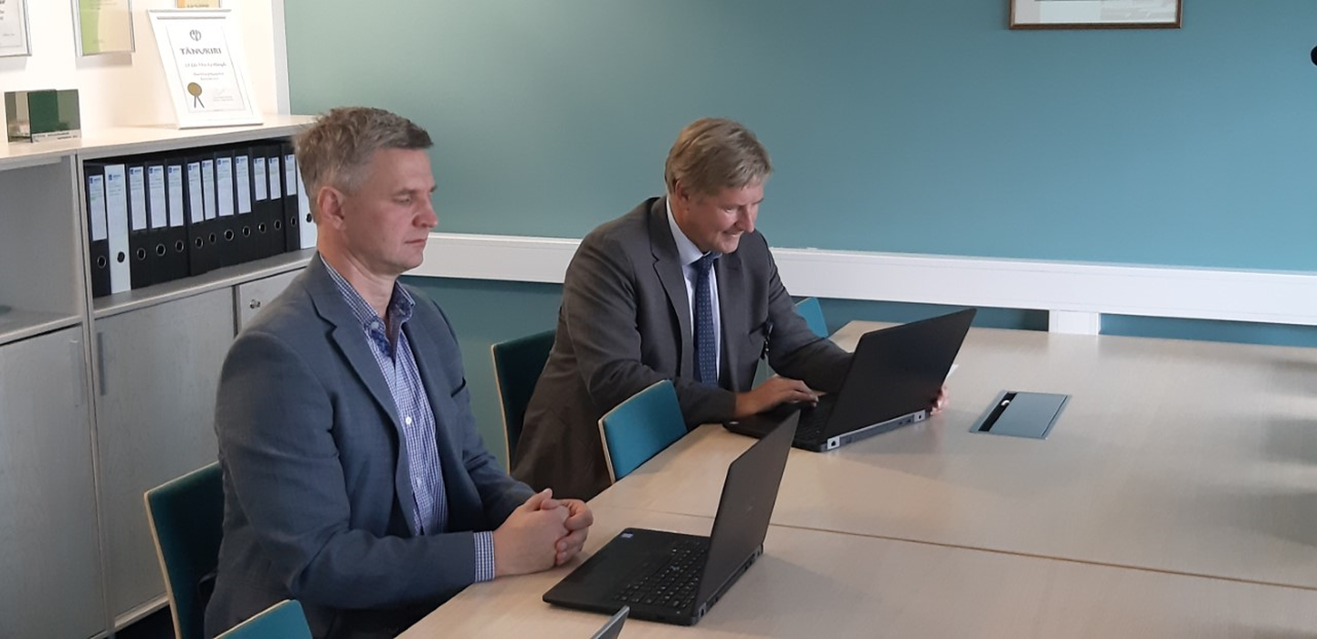 Astlanda Ehituse juhatuse esimees Kaupo Kolsar ja Ida-Viru Keskhaigla juhatuse esimees allkirjastasid lepingu digitaalselt.