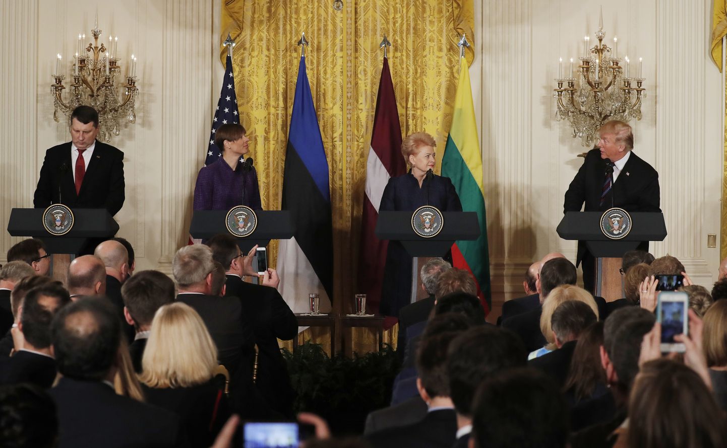 Läti president Raimonds Vējonis, Eesti president Kersti Kaljulaid ja Leedu president Dalia Grybauskaite koos Ameerika Ühendriikide presidendi Donald Trumpiga pressikonverentsil Valges Majas Washingtonis selle aasta aprillis.