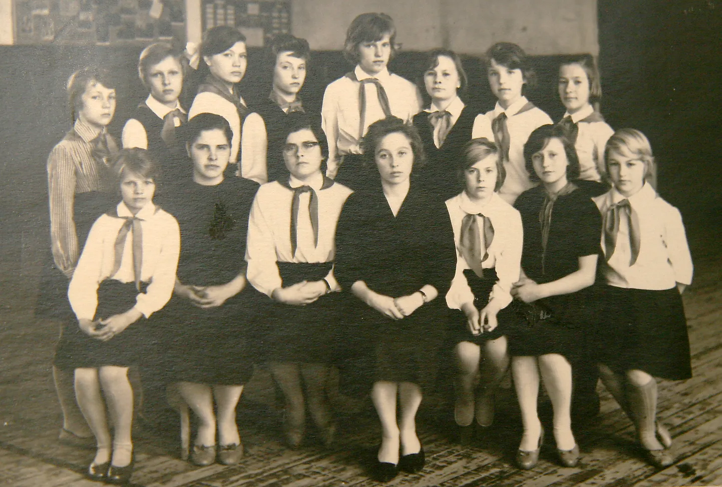 Fotol keskel istuv Urve Kilk oli ise peaaegu laps, kui Merike Perit ja Sirje Pallot õpetas. Nood seisavad vastavalt vasakult kolmanda ja neljandana.