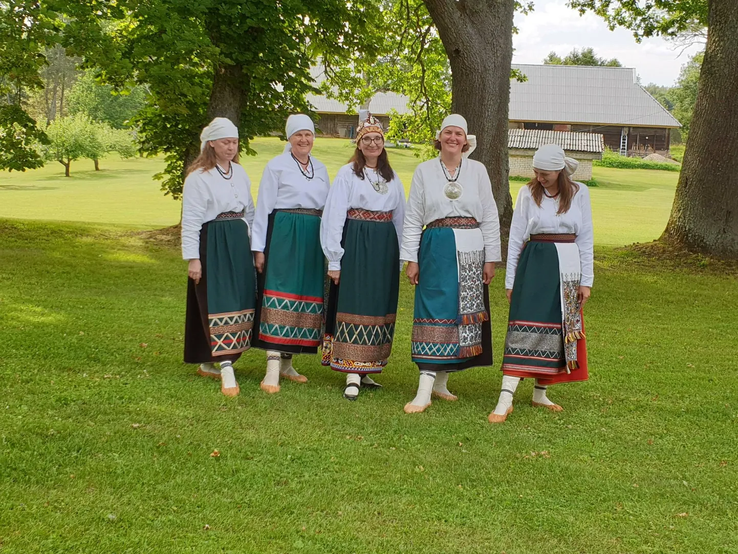 Mullusel rahvarõivaste tuulutamise päeval Jaskamõisas näidati muu hulgas Halliste, Karksi ja Põltsamaa kandi komplekte.