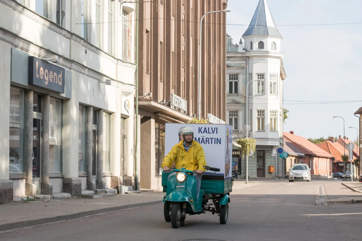 Sakala ajakirjanikud hääletasid aasta pressisõbraks Viljandi abilinnapea Kalvi Märtini, kes enne kohalikke valimisi vuras Viljandis kolmerattalise rolleriga Muravei.