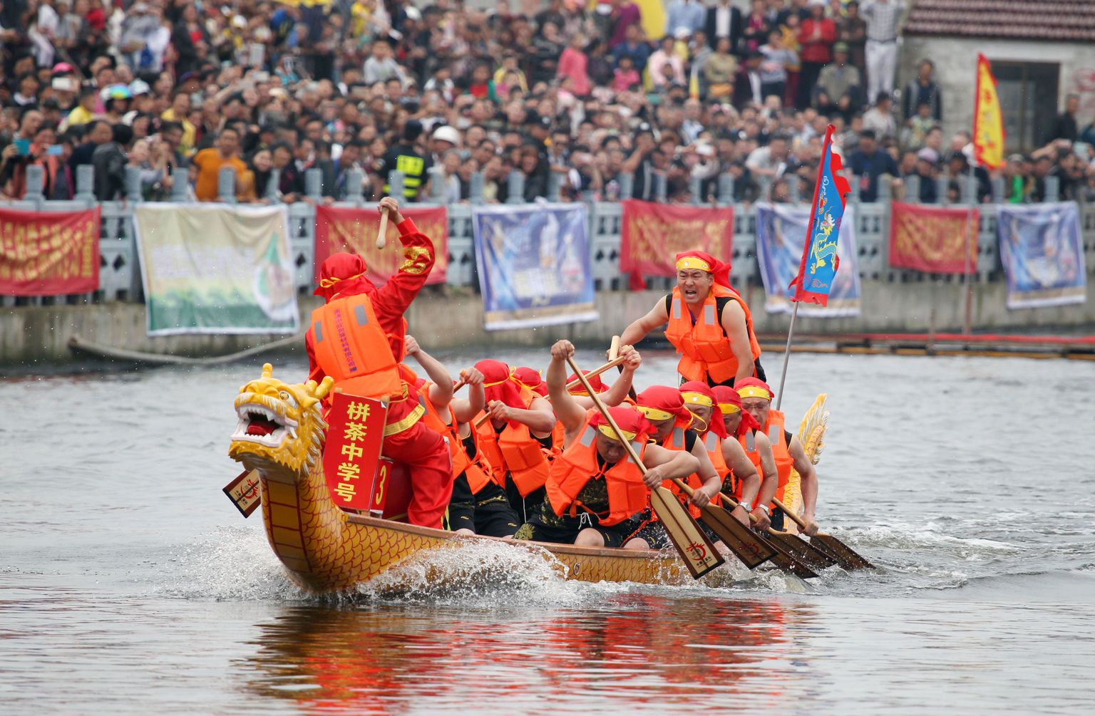 Rudongi maakonnas korraldatud draakonipaatide võistlus.