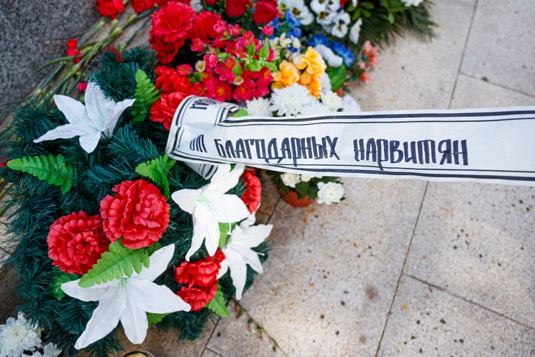 Цветы у советского памятника в Нарве.