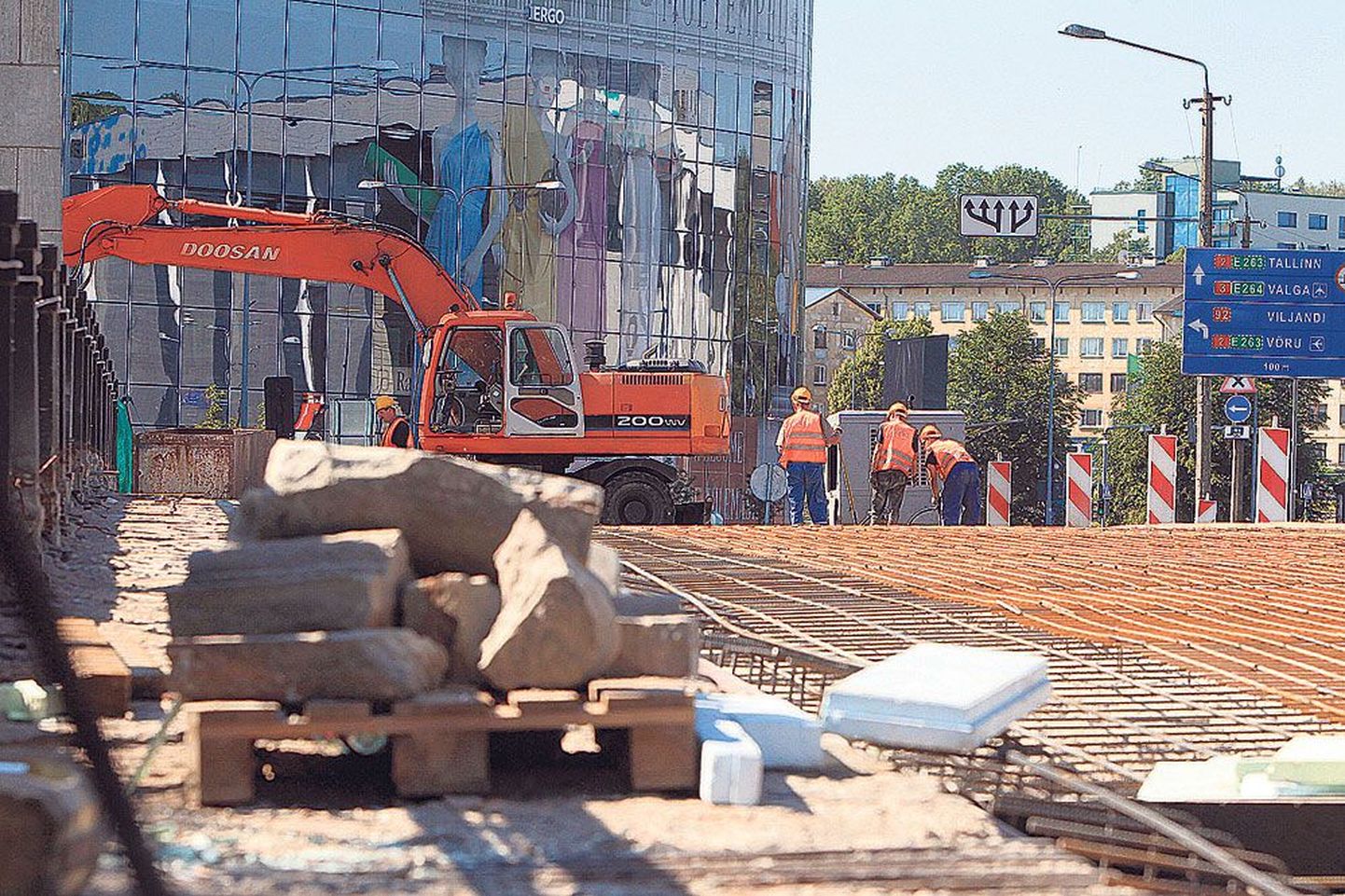 Läti sillaehitusfirma SIA MA Taka Eesti filiaali töötajad paigaldasid eile Võidu silla Turu tänava poolses küljes armatuuri. Täna algab seal sillateki tasanduskihi valamine.
