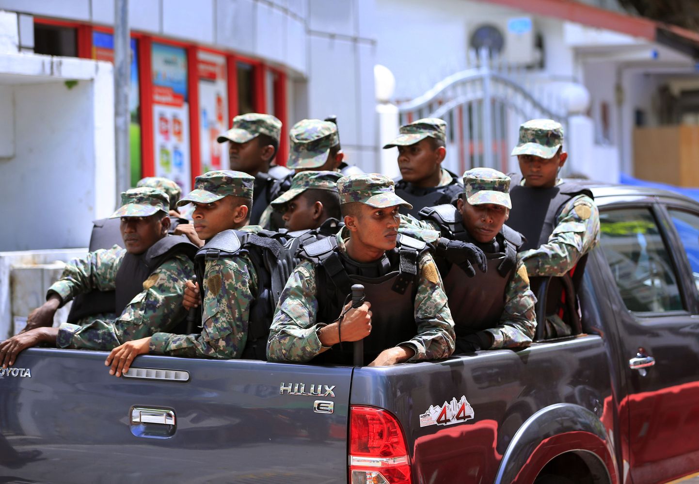 Maldiivide sõdurid patrullimas.