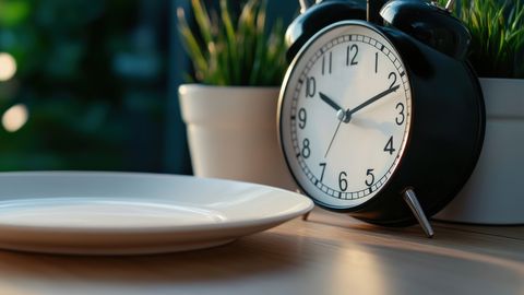 TOITUMISNÕUSTAJA ⟩ Kuidas vahelduva paastumisega kilosid kaotada?