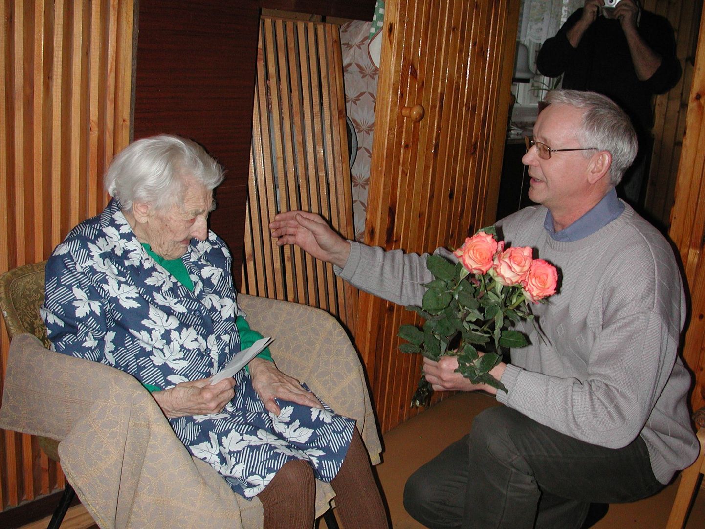 Viraksaare külavanem Jaan Madis õnnitleb Alfriede-Marie Välbat.