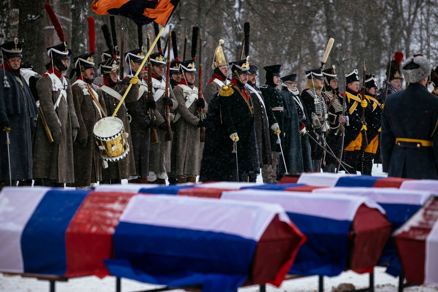 Vene-Prantsuse sõjas 1812. aastal hukkunud kahe riigi sõdurite säilmete ümbermatmine Venemaal Vjazmas 13. veebruaril 2021.
