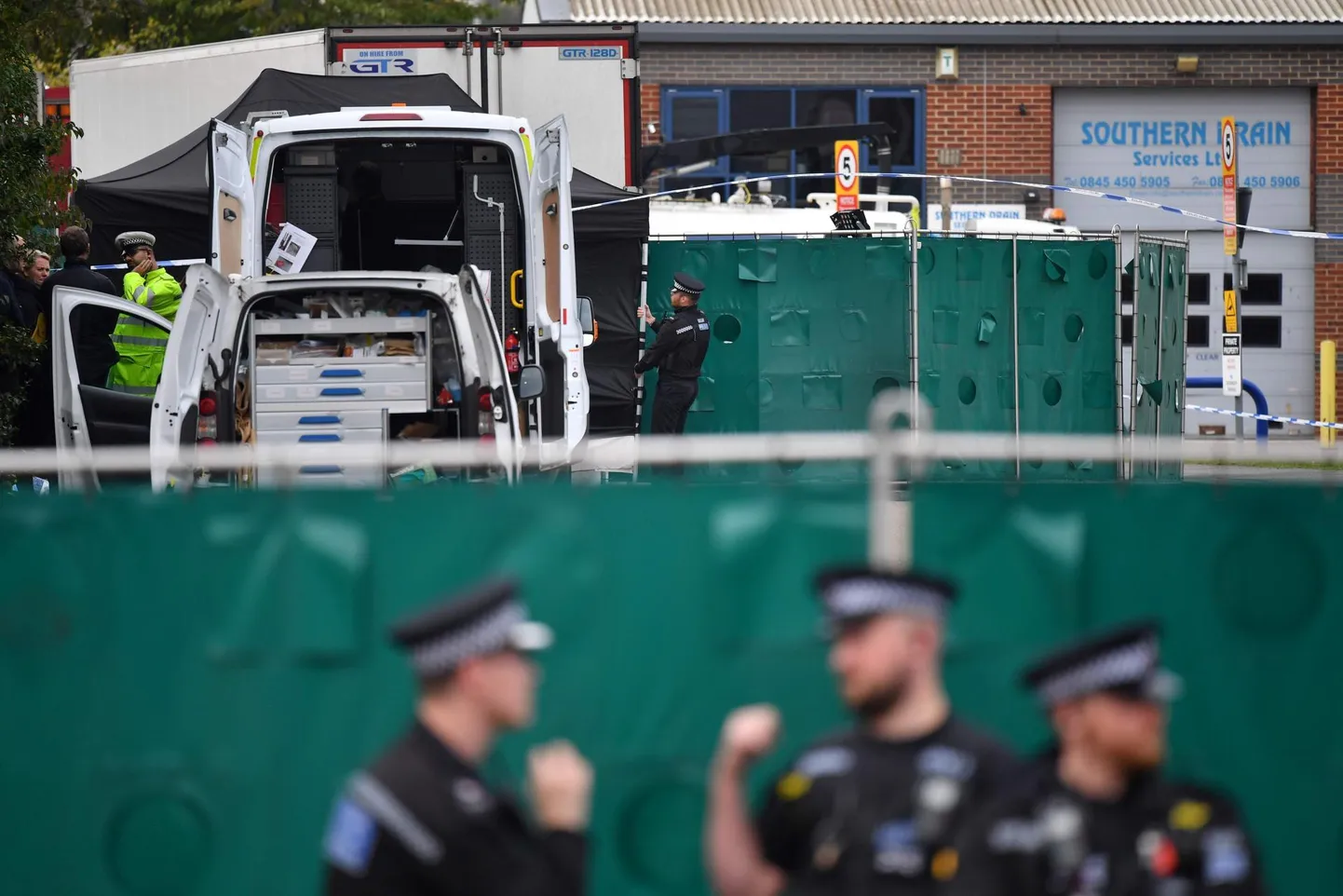 Briti politseinikud toimetamas mullu oktoobris Londonist ida poole jäävas Graysis ümber veoki, kust leiti lämbununa 39 Vietnamist pärit migranti.  FOTO: Ben Stansall / afp / scanpix