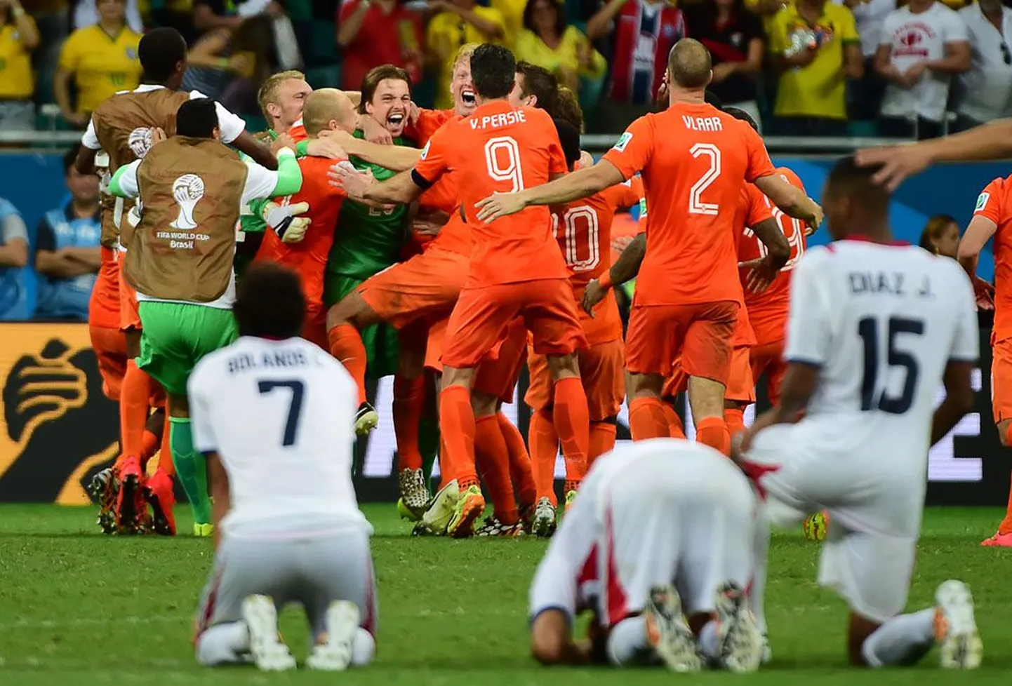 Hollandlased õnnitlevad Tim Kruli (keskel rohelises), kes tõrjus veerandfinaali penaltiseerias kaks Costa Rica mängijate lööki.