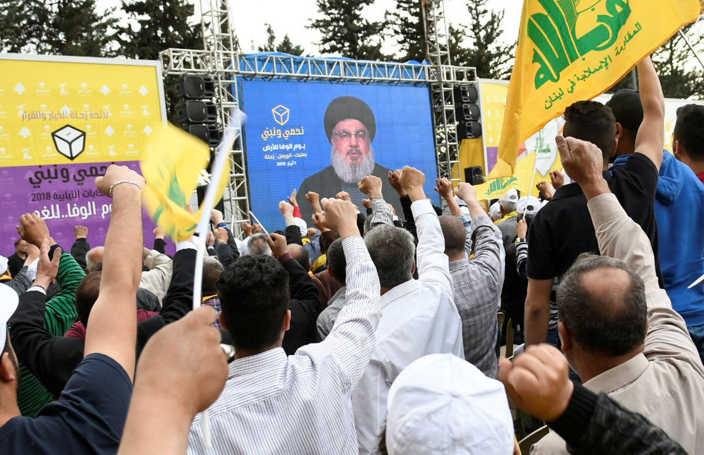 Hizbollah liider Sayyed Hassan Nasrallah toetajate ees ekraanidel.