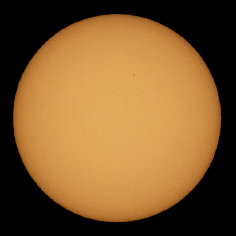 Merkuuri (must täpp) liikumine Päikese ees