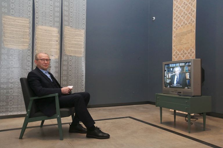 Peeter Torop vaatab ERMis näitusel "Rännak Lotmani semiosfääris" telerist videot.