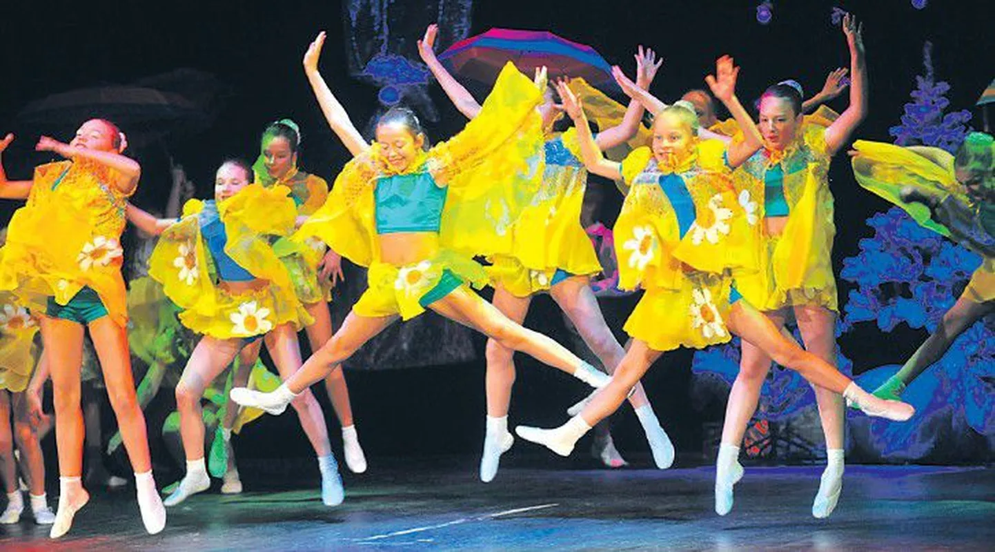 В прошлом году на фестивале «Северное сияние» участники танцевального ансамбля «Непоседы» из Тынисмяэской реальной школы исполнили для публики веселый танец «Под дождем».