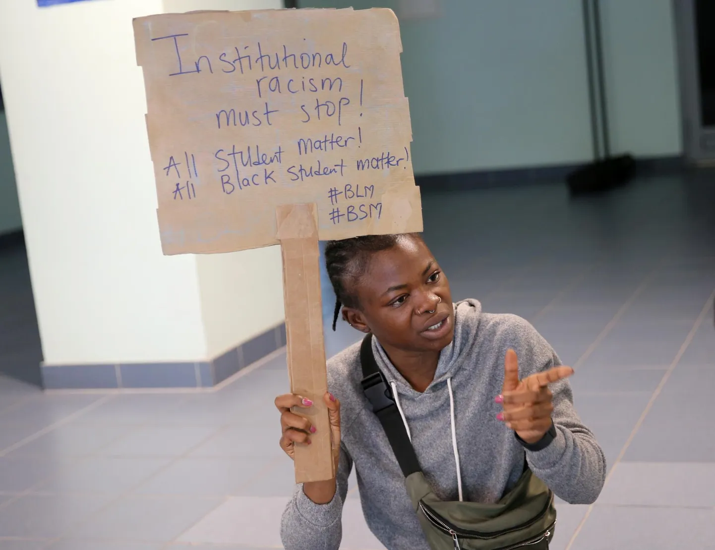 Ametkondlik rassism peab lõppema, seisab oma magistritöö hinde vaidlustanud Ojochide Obidi plakatil. Ta on sinna lisanud, et kõik õppurid on tähtsad ning sedagi, et kõik mustad õppurid on olulised.