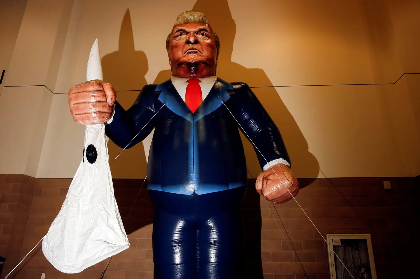 Woke-aktivistid armastavad kujutada Turumpi natsi ja rassistina, ning selliseid süüdistusi on kõlanud ka tema poliitilistelt oponentidelt. Fotol täispuhutav Trumpi kuju hoidmas käes Ku-Klux-Klani valget näomaski Pasadenas Californias.