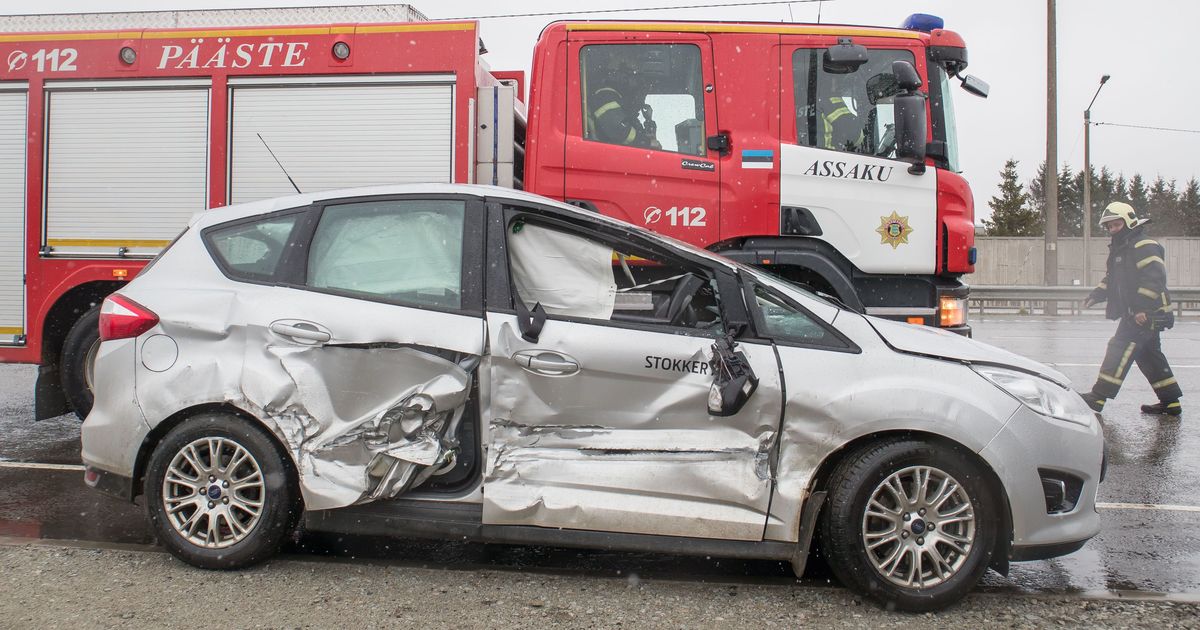 Fotod: Tallinna ringteel lendas auto kokkupõrke tagajärjel katusele ...