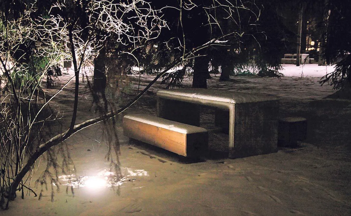 Lumevaiba all tukkuvas pargimööblis on kuurortlinna talvist kurbust.