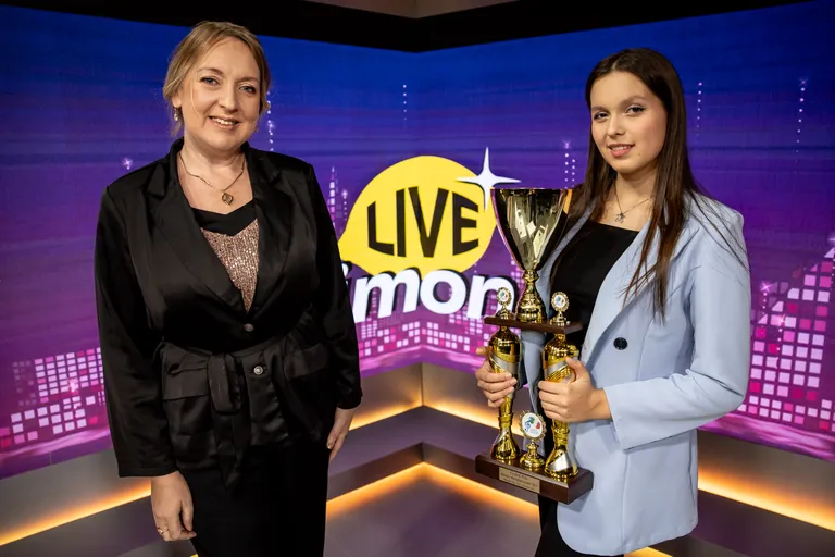 Елена и Валерия Савчук в студии Limon LIVE демонстрируют кубок гран-при из Италии.