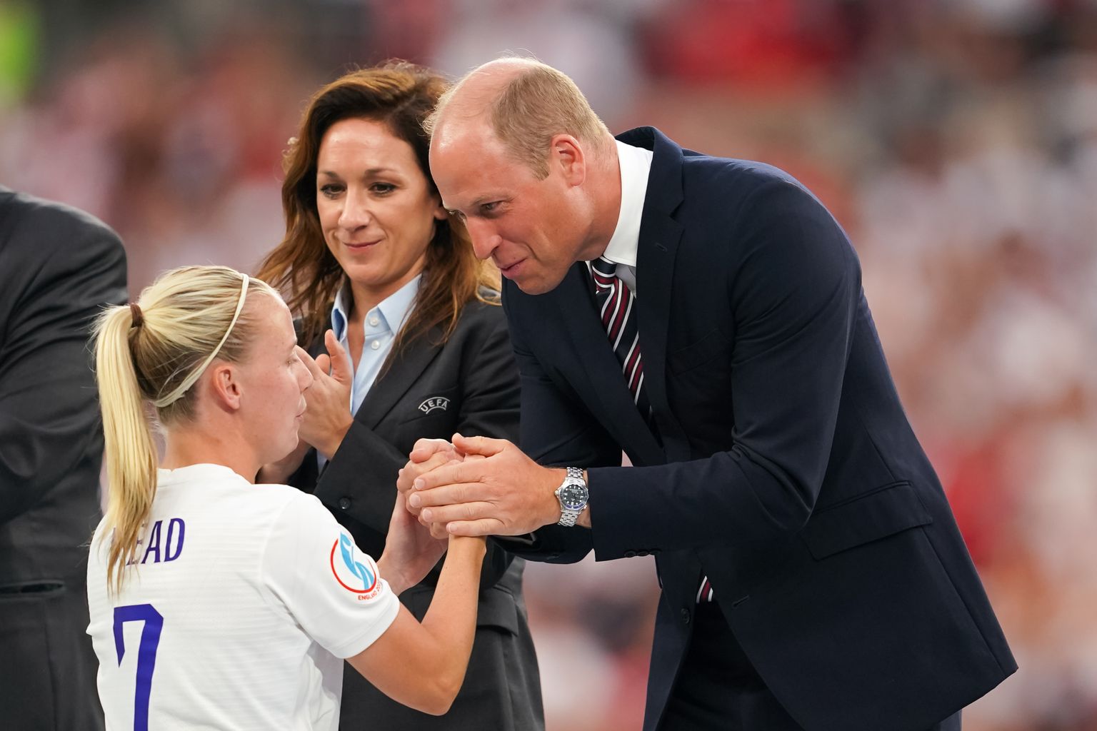 Prints William õnnites 31. juulil  2022 Londonis Wembley staadionil Euroopa meistriks tulnud Inglismaa naiste jalgpallikoondise liikmeid