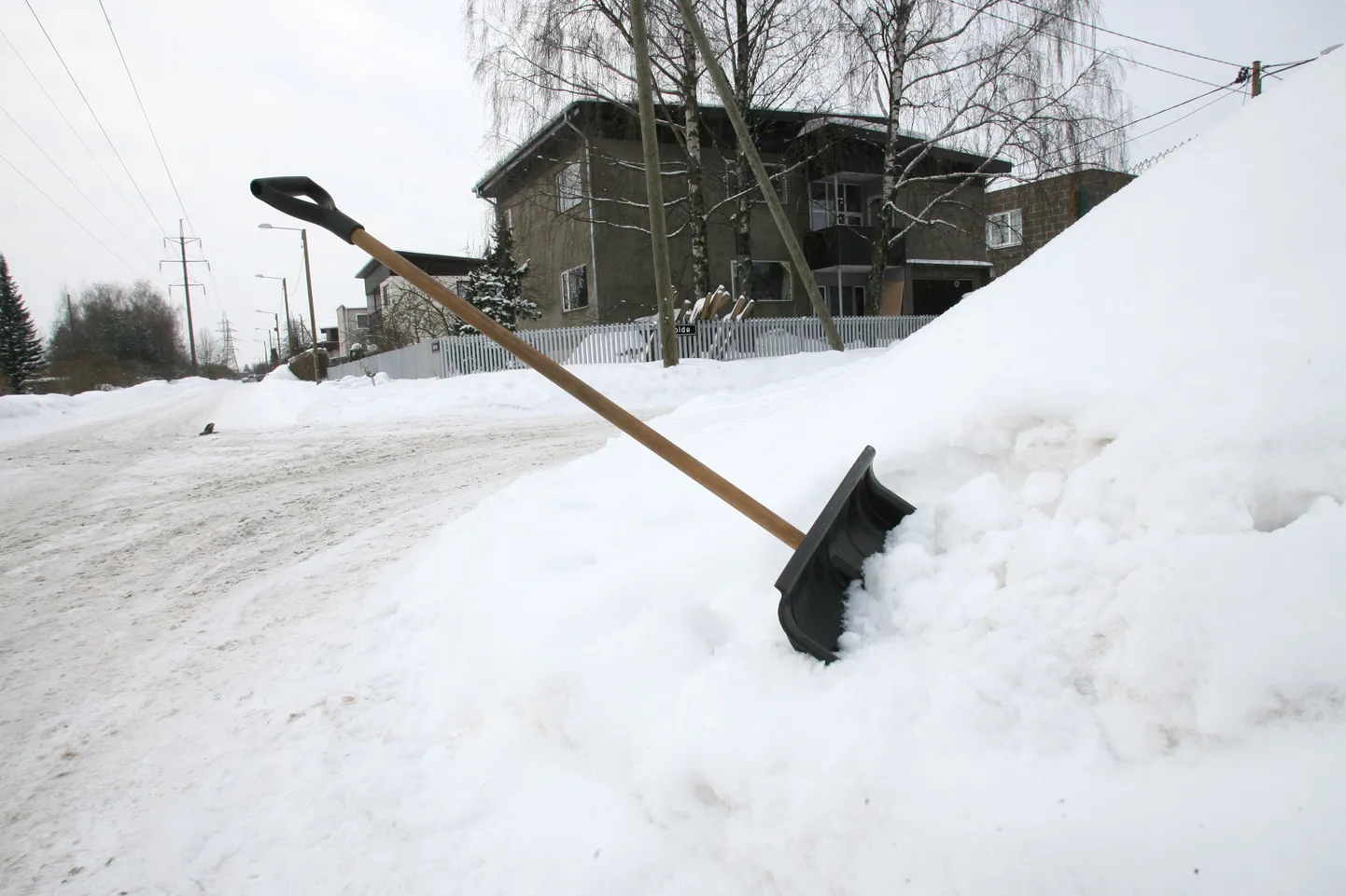 Südamehaige ei tohi lumerookimisega üle pingutada.