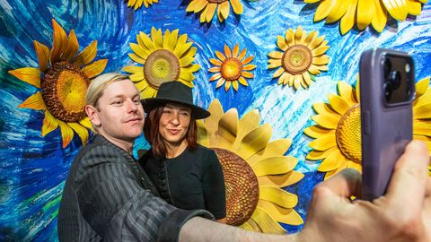 GALERII ⟩ Lummav Van Gogh elamusnäitus maandus Tallinnas. Vaata, kes olid pidulikul avaüritusel kohal