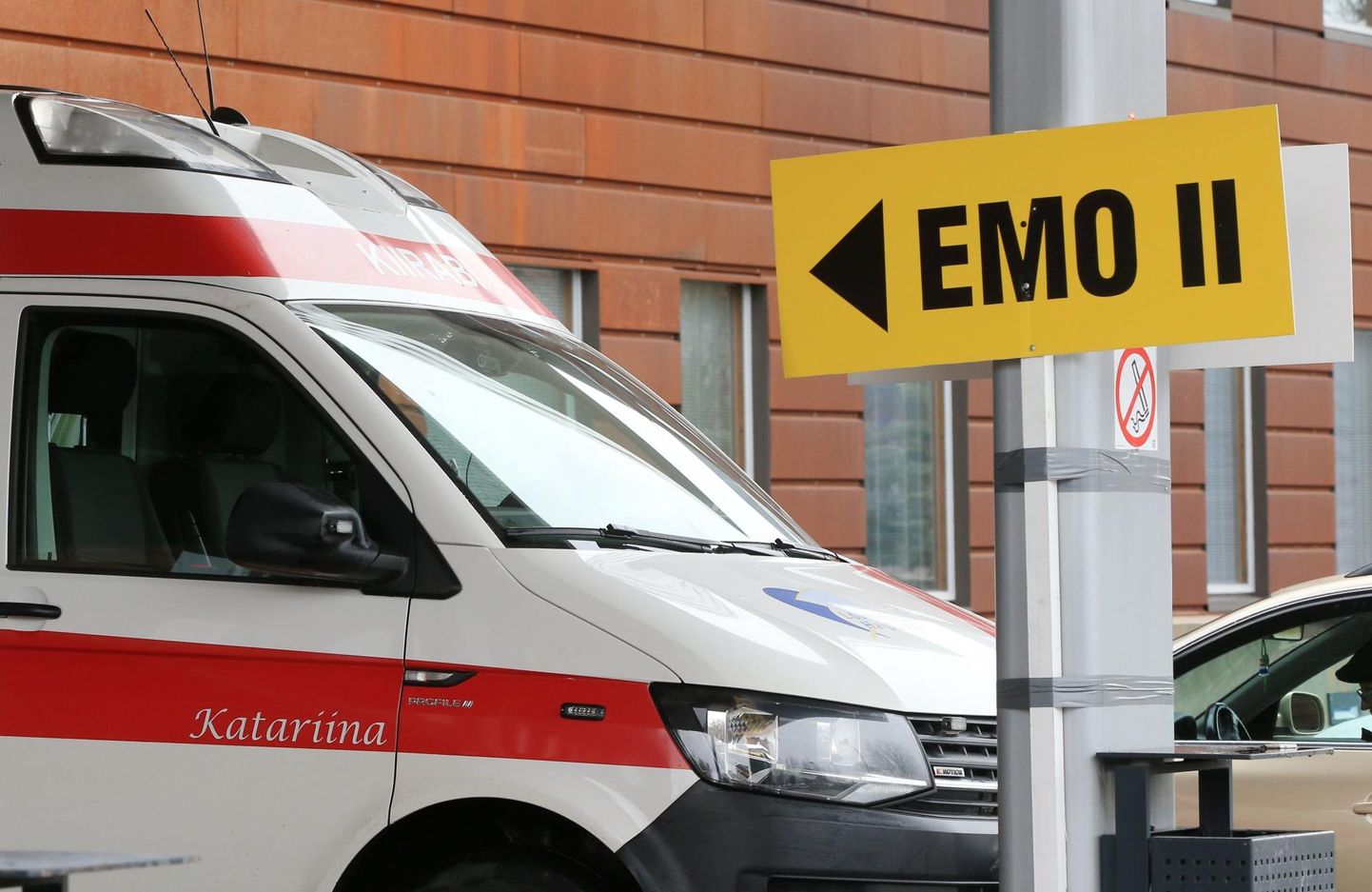 Kiirabiauto Tartu ülikooli kliinikumi erakorralise meditsiini osakonna ees.