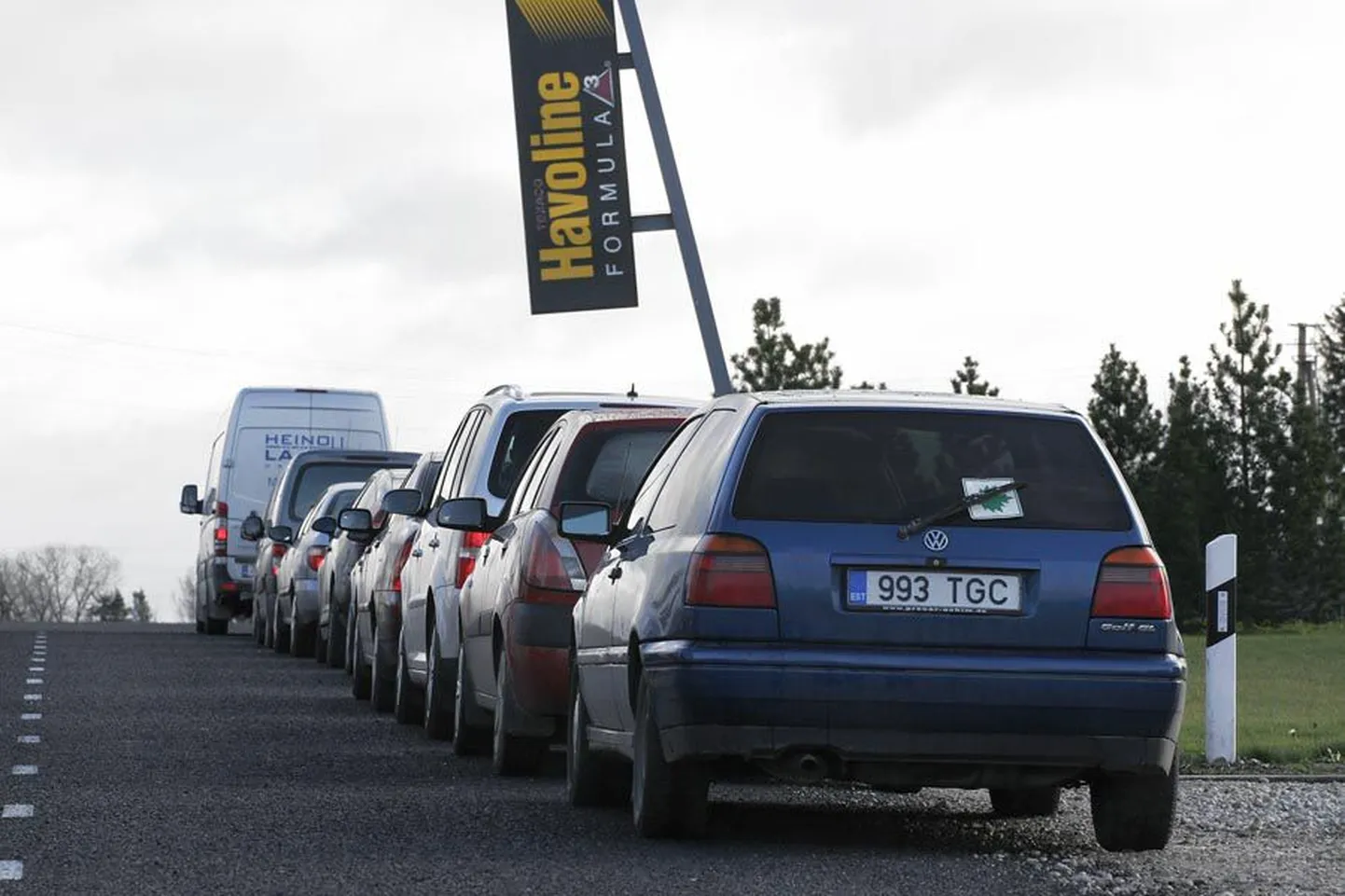 Vana-Võidu autokeskuse juures järjekorras seisvad autojuhid ei paistnud eriti häiritud olevat, et töökotta pääsemiseks tuli paar tundi oodata.