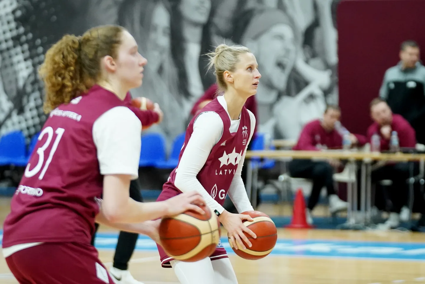 Latvijas sieviešu basketbola izlases spēlētājas Kitija Laksa (no labās) un Luīze Sila piedalās Latvijas sieviešu basketbola valstsvienības mediju dienā "Rimi" Olimpiskajā centrā, gatavojoties Eiropas čempionāta kvalifikācijas spēlēm basketbolā.