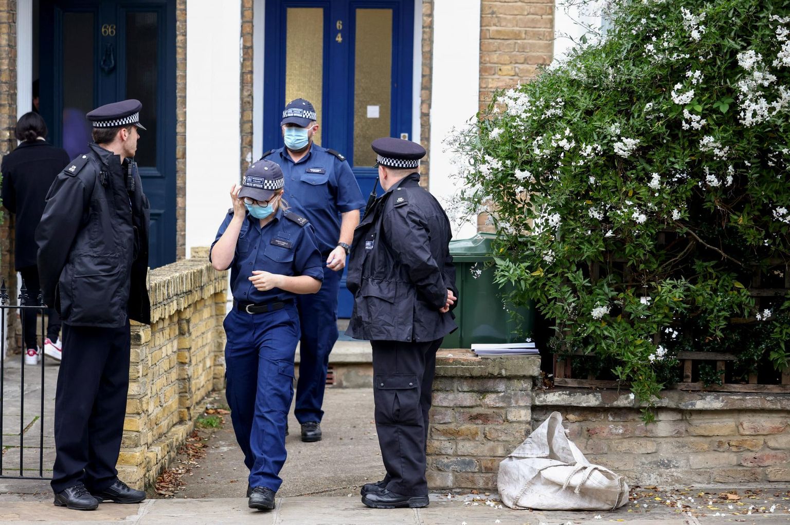 Politseinikud rünnaku kahtlusaluse elukoha juures Põhja-Londonis.