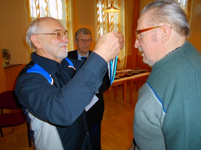 Spordivõistlustel esikolmikusse jõudnud meeste autasustamine.