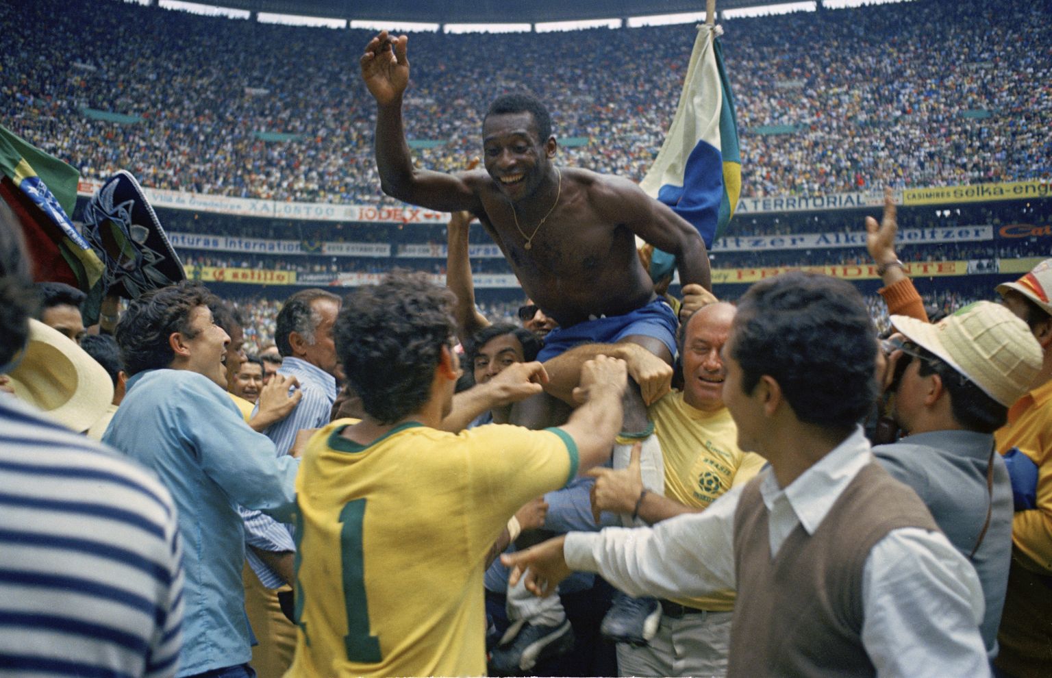 Jalgpallikuningaks tõusnud Pelé'd kanti finaali järel kätel. Lisaks neljale väravale sai ta 1970. aasta turniiril kirja lausa kuus väravasöötu, mis on siiani rekord.