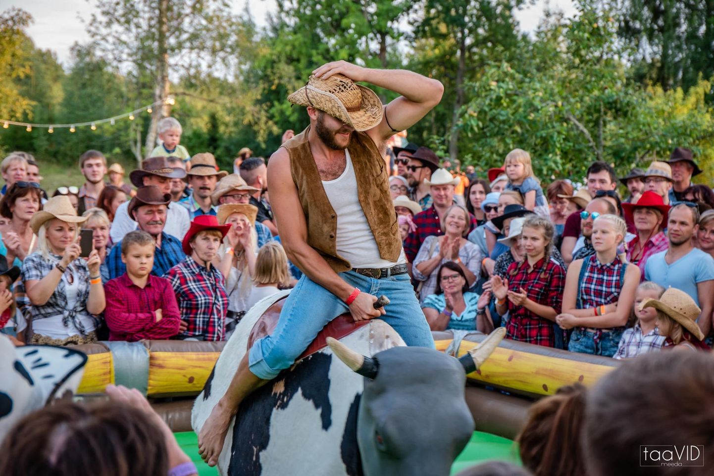 Festivali üks põnevam osa on kantrimehe ja -naise võistlus, kus mõõtu tuleb võtta näiteks rodeopulliga ratsutamises.
