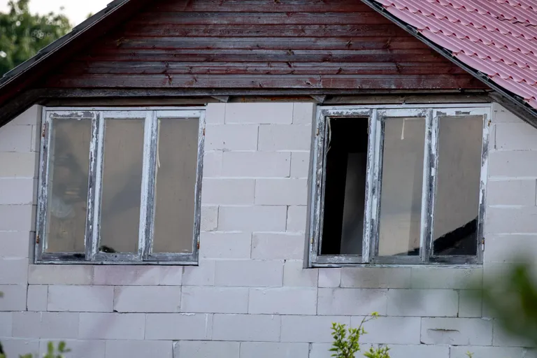 Kui lähedased ukse kaudu sisse ei saanud, mindi teise korruse katkise akna kaudu.