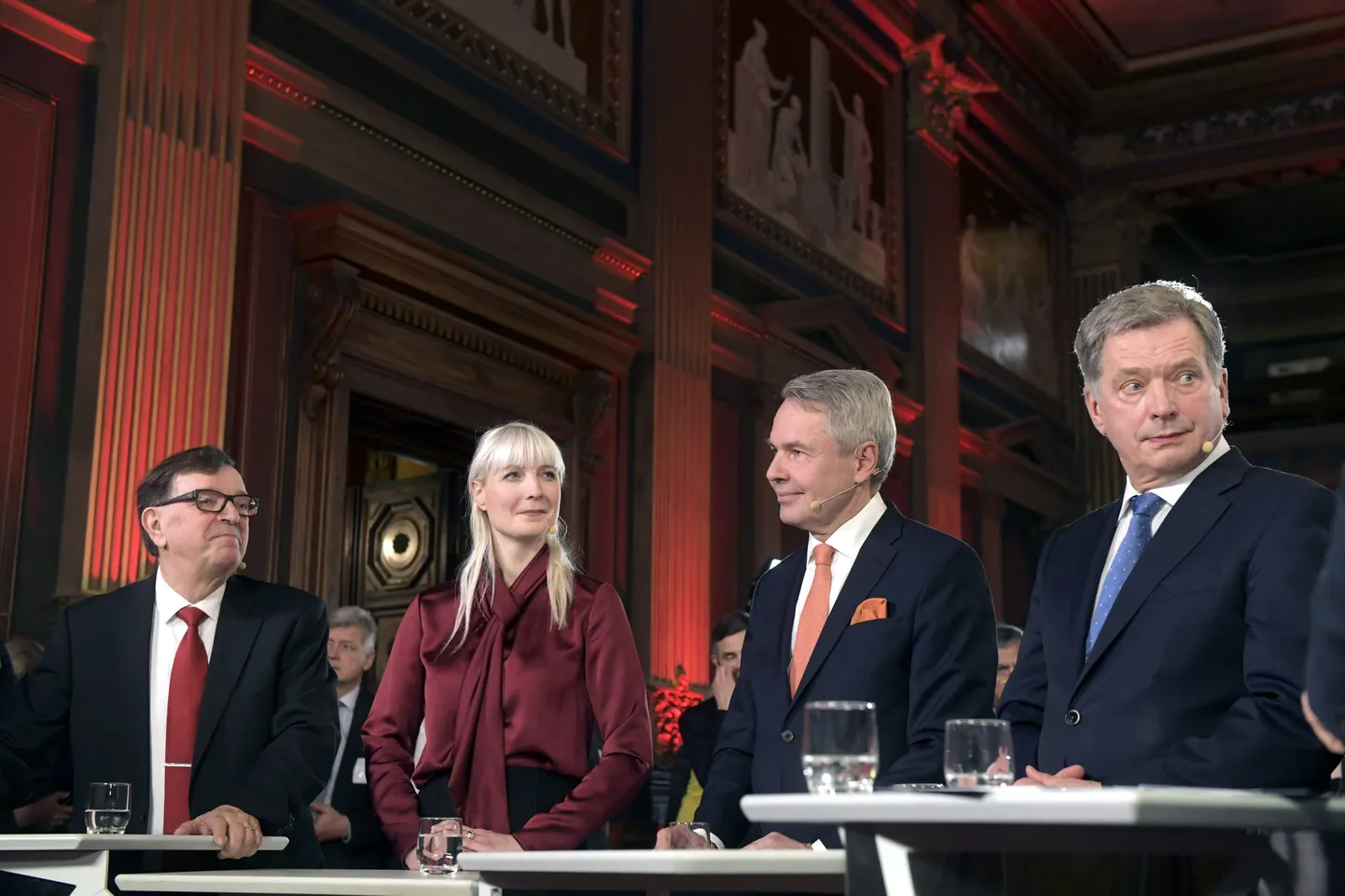 Soome presidendikandidaadid valimiste ööl Helsingis. Laura Huhtasaari on vasakult teine.