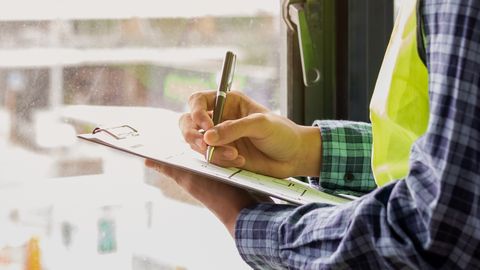 No celtniecības "darbiem" līdz bioloģisko vecāku "atrašanai": Rīgā aiztur plaša profila krāpnieku