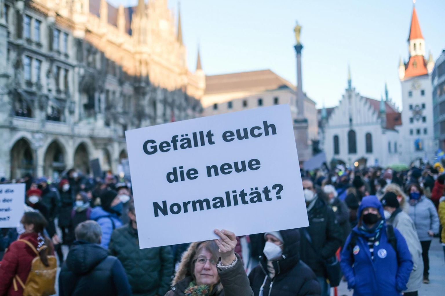 Müncheni Marienplatzil toimus pühapäeval meeleavaldus koroonaviiruse tõttu kehtestatud piirangute vastu. Esiplaanil naine sildiga: «Kas teile meeldib uus normaalsus?»