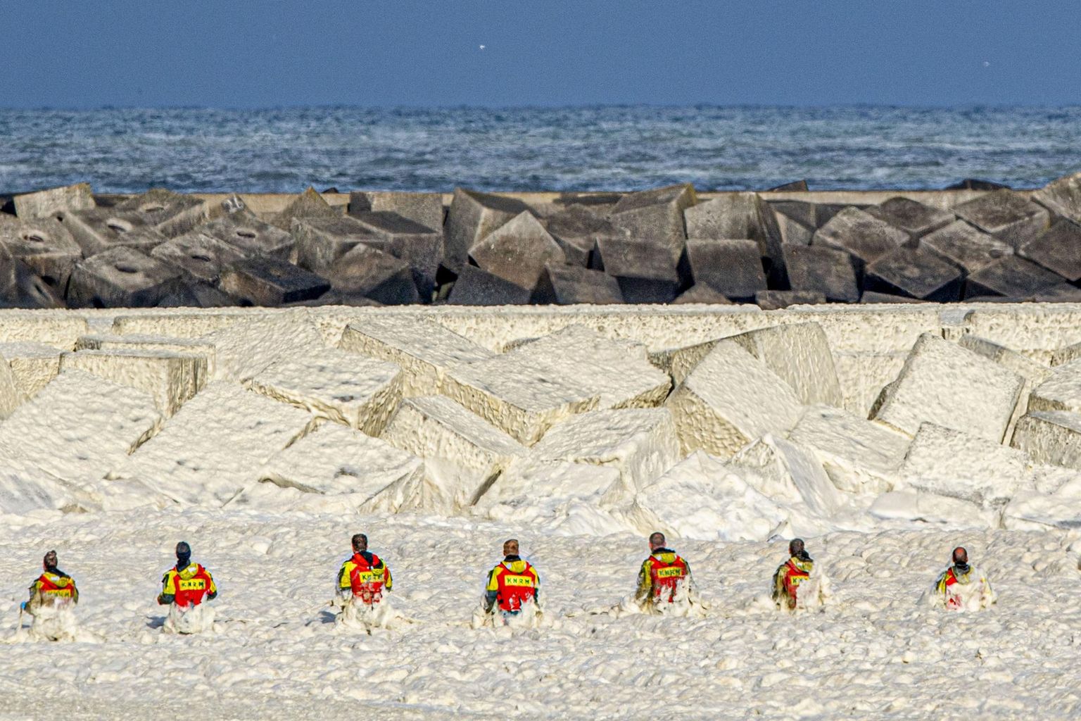 Tormis kadunuks jäänud surfareid otsinud päästjad sumpasid eile Hollandi rannikul Scheveningenis paksus lainete tekitatud vahus. 