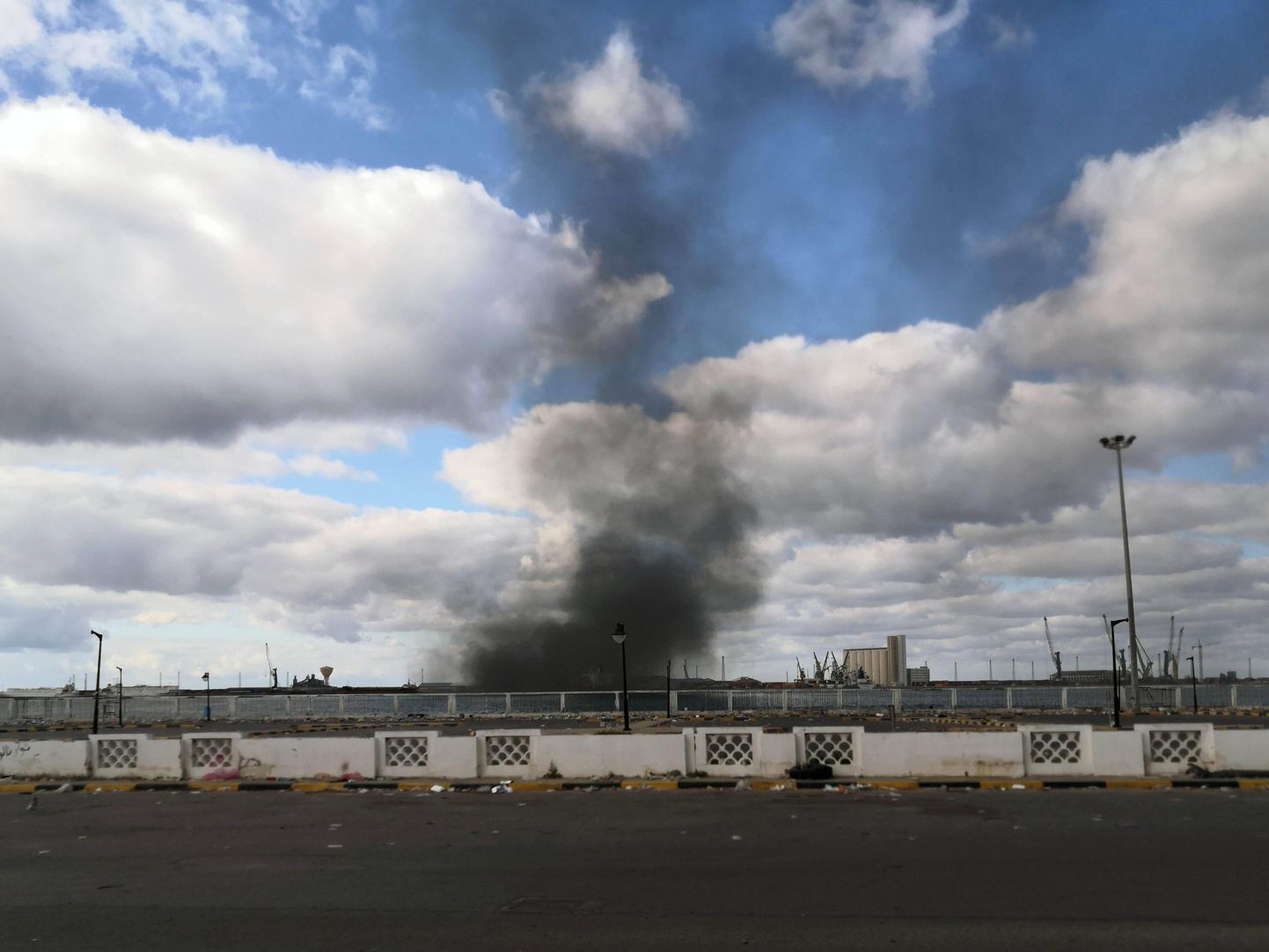 Tripoli sadamapiirkonnast tõusev suits.