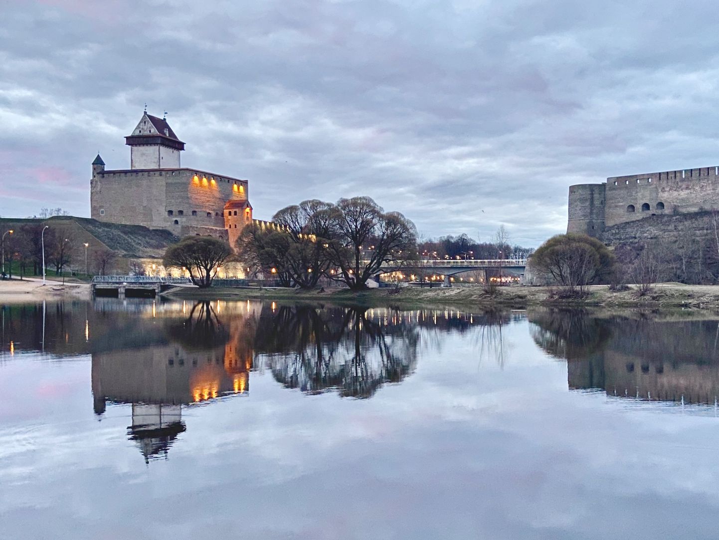 Нарвская и Ивангородские крепости на двух берегах пограничной реки.