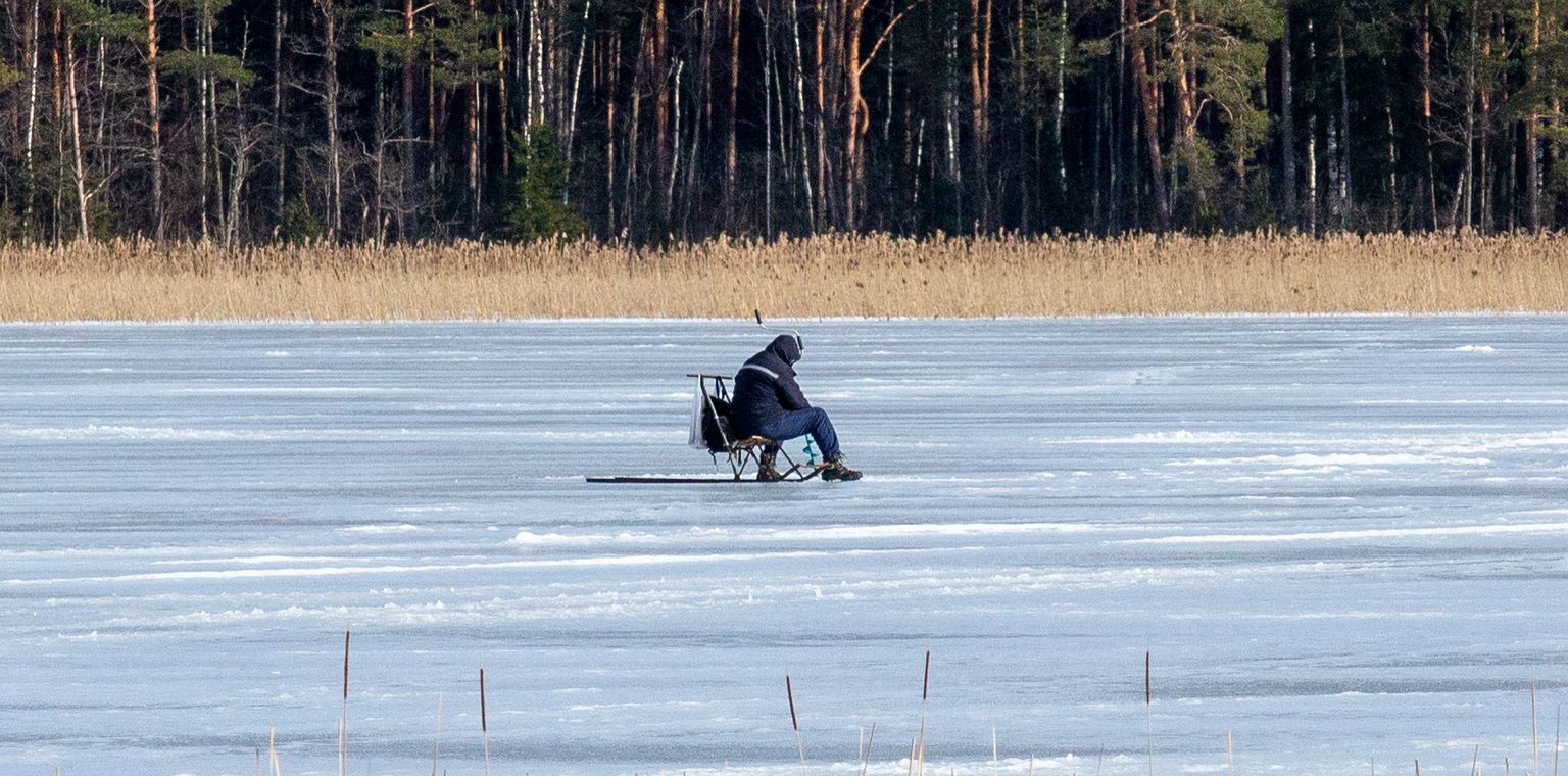 Рыбак на тонком льду. Иллюстрация