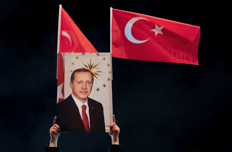 AKP toetaja hoidmas president Recep Tayyip Erdogani pilti.