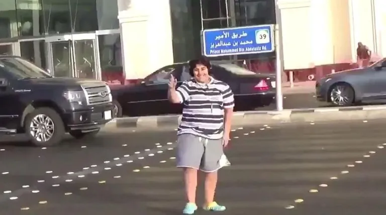 Saudi Araabia poiss tantsis tänaval «Macarena» järgi