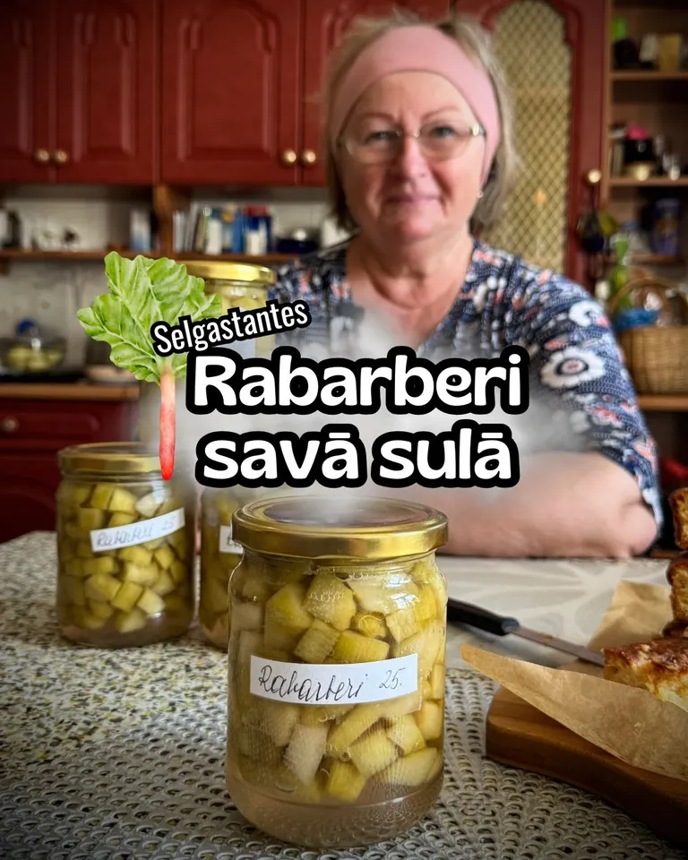 Selgas tante un rabarberi savā sulā.