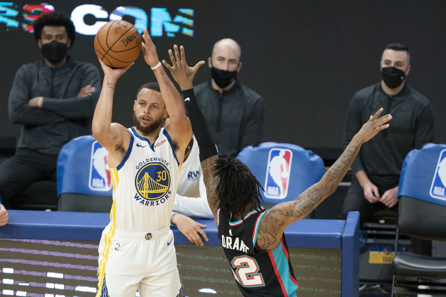 Stephen Curry saatmas teele järjekordset kaugviset.