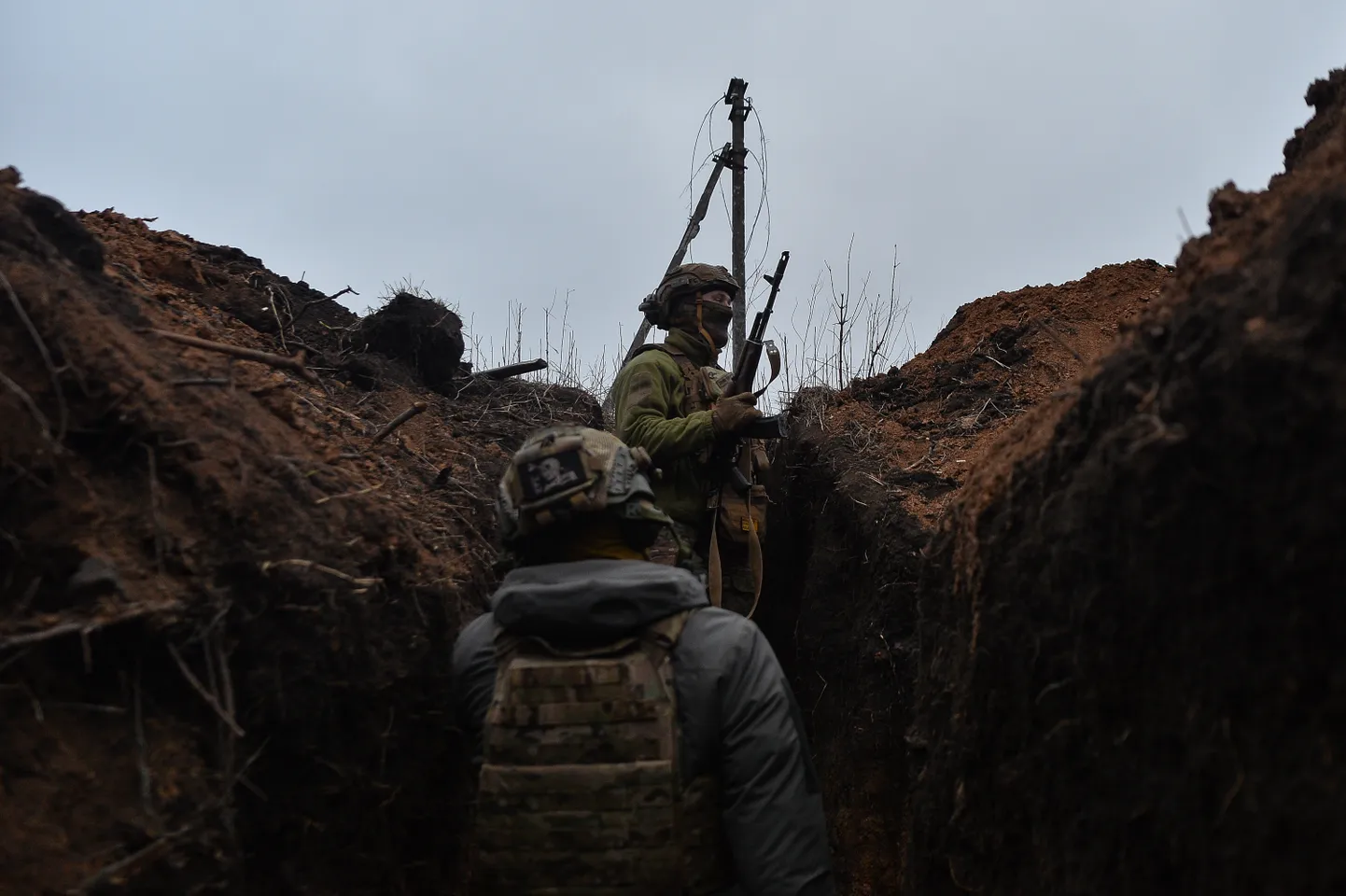 Ukraina sõdurid kaevikus, vaid saja meetri kaugusel venelaste positsioonidest. 7. märts 2024.