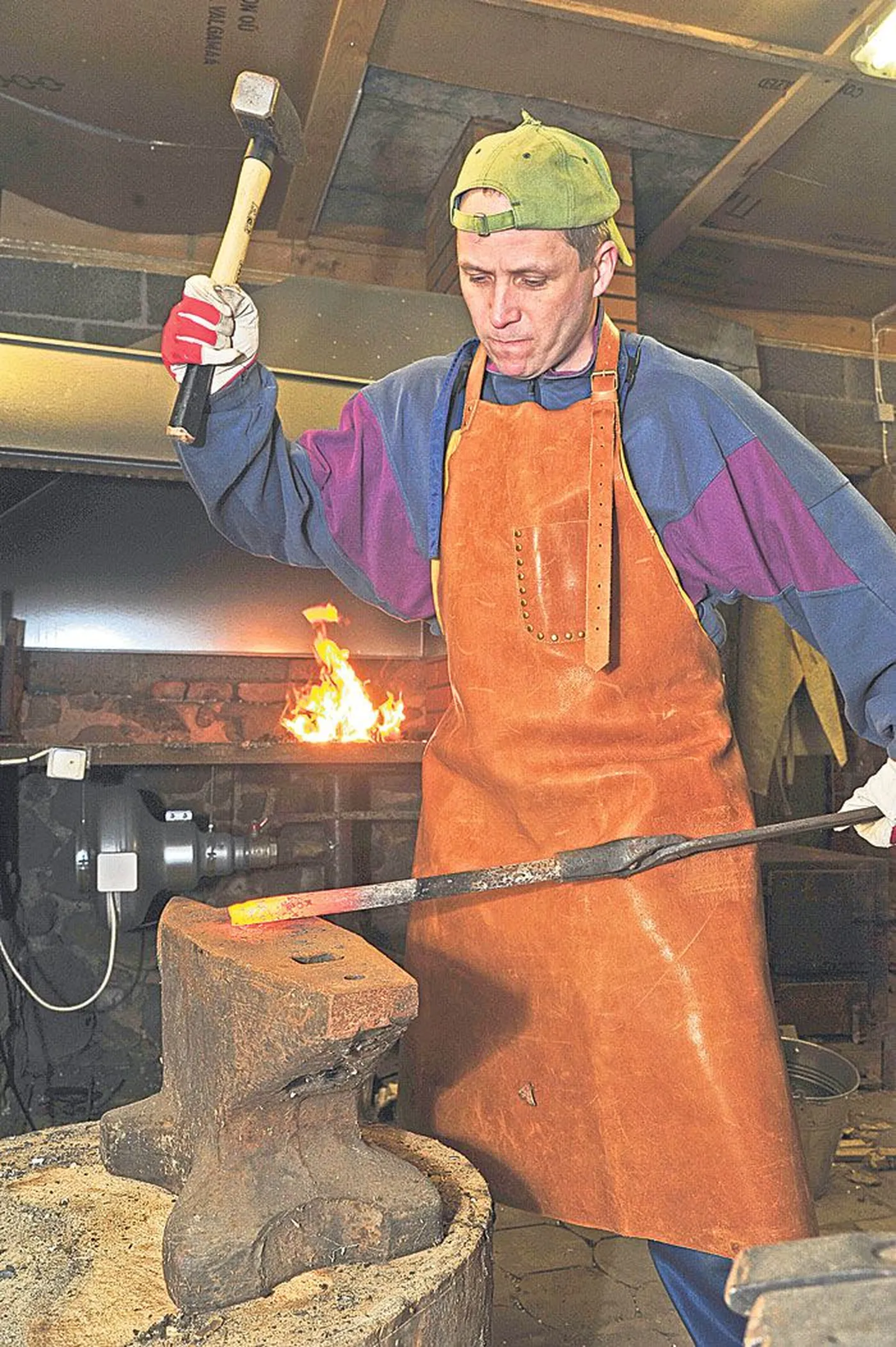 Andrus Mõttuse üks suuri hobisid on sepatöö. Hobuserauda pole ta koduses sepikojas veel sepistanud, aga arhailise ilmega viikingisõle on valmis teinud küll.